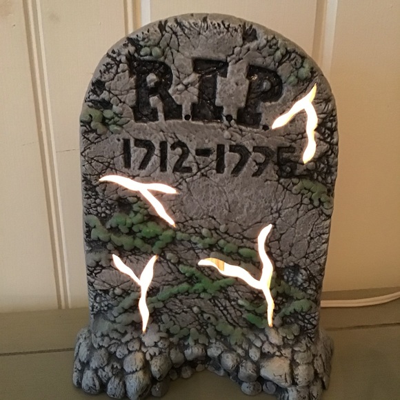 HALLOWEEN LIGHTED CERAMIC SKELETON - Picture 4 of 12